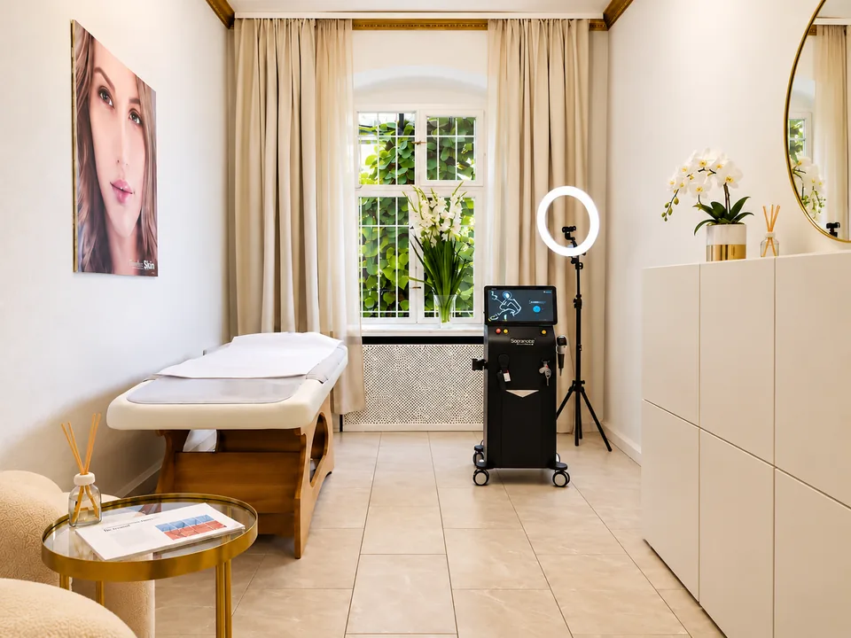 Behandlungsraum mit Liege und Lasergerät im Studio von Your Hair Solution.